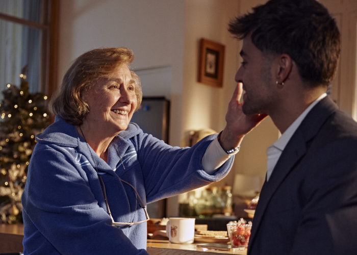 Madre e hijo en Navidad - Feliz Cercanía CaixaBank