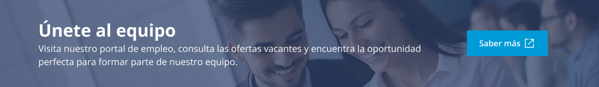 Chico y chica sonriendo en la oficina