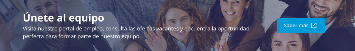 Equipo sonriendo mirando al frente