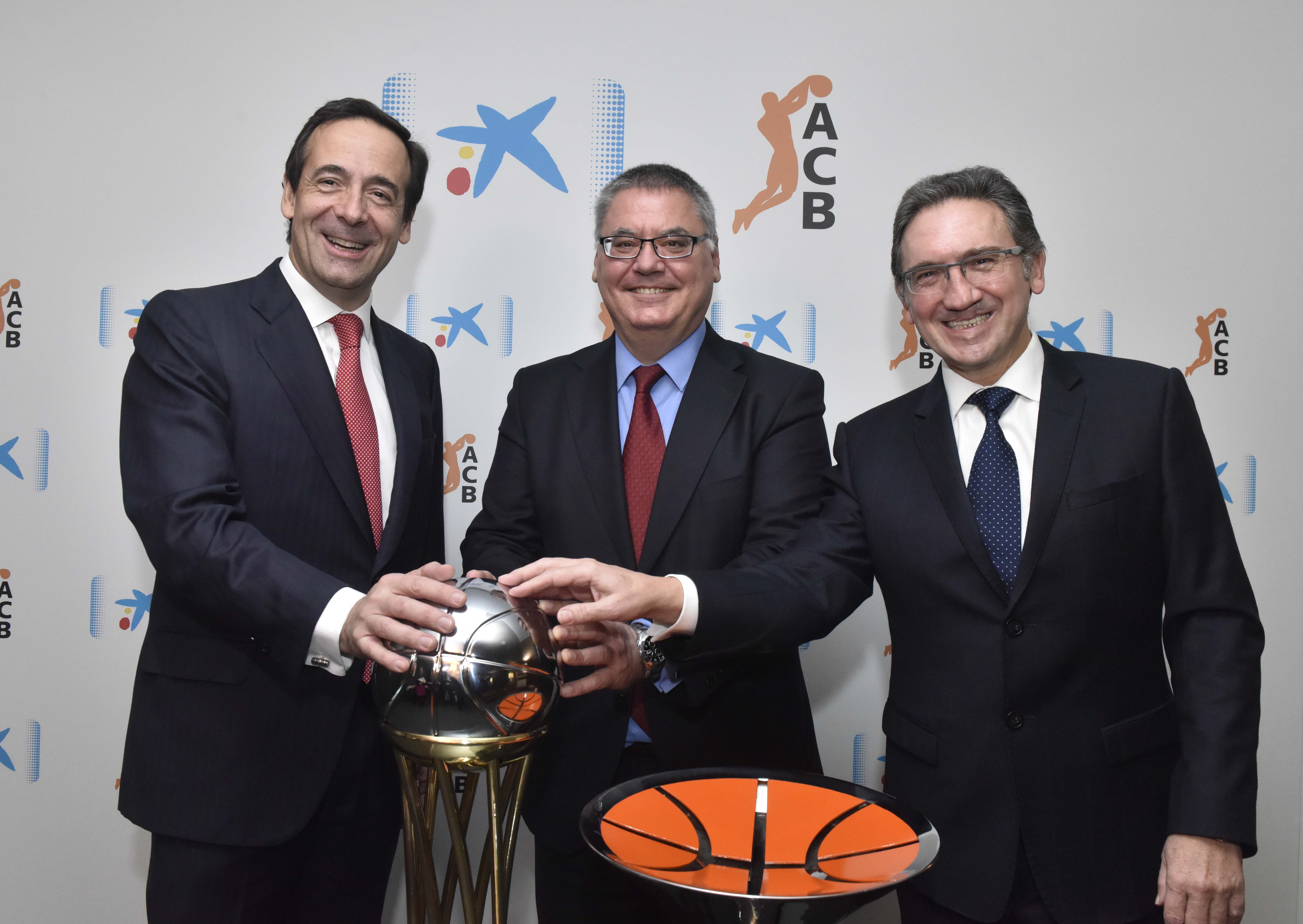 Gonzalo Gortázar, conseller delegat de CaixaBank; Jaume Giró, director general de la Fundació Bancària ”la Caixa”, i Francisco Roca, president de l’ACB, han subscrit la renovació de l’acord fins al juny del 2018. 