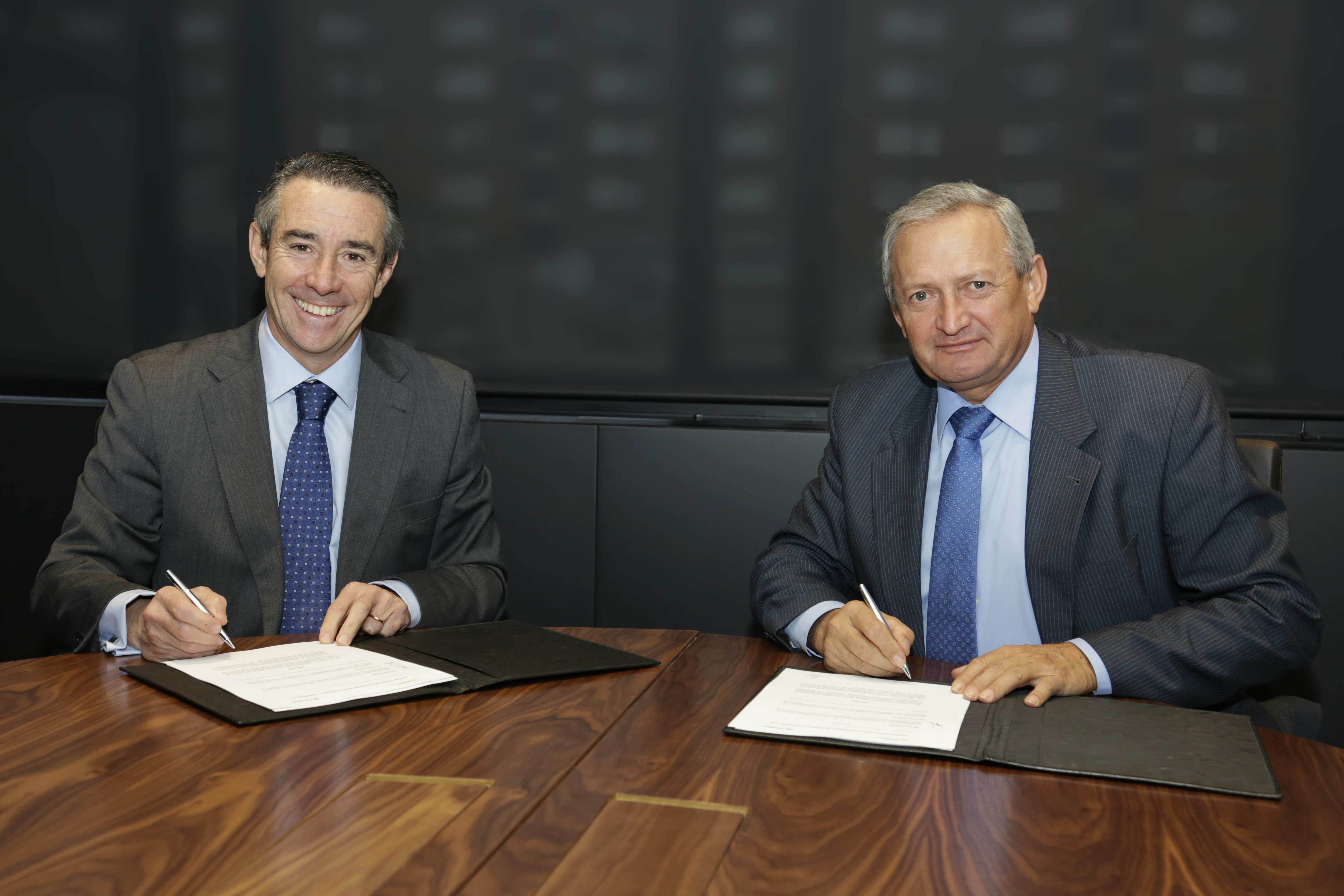 Juan Alcaraz, director general de CaixaBank, y Ángel Villafranca, presidente de Cooperativas Agro-alimentarias