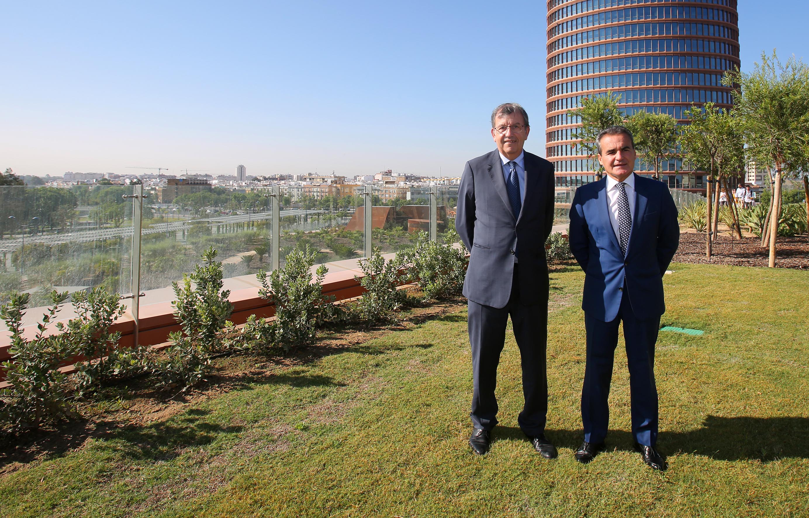 Antonio Cayuela, administrador único de Puerto Triana y Rafael Herrador, director territorial de CaixaBank en Andalucía Occidental