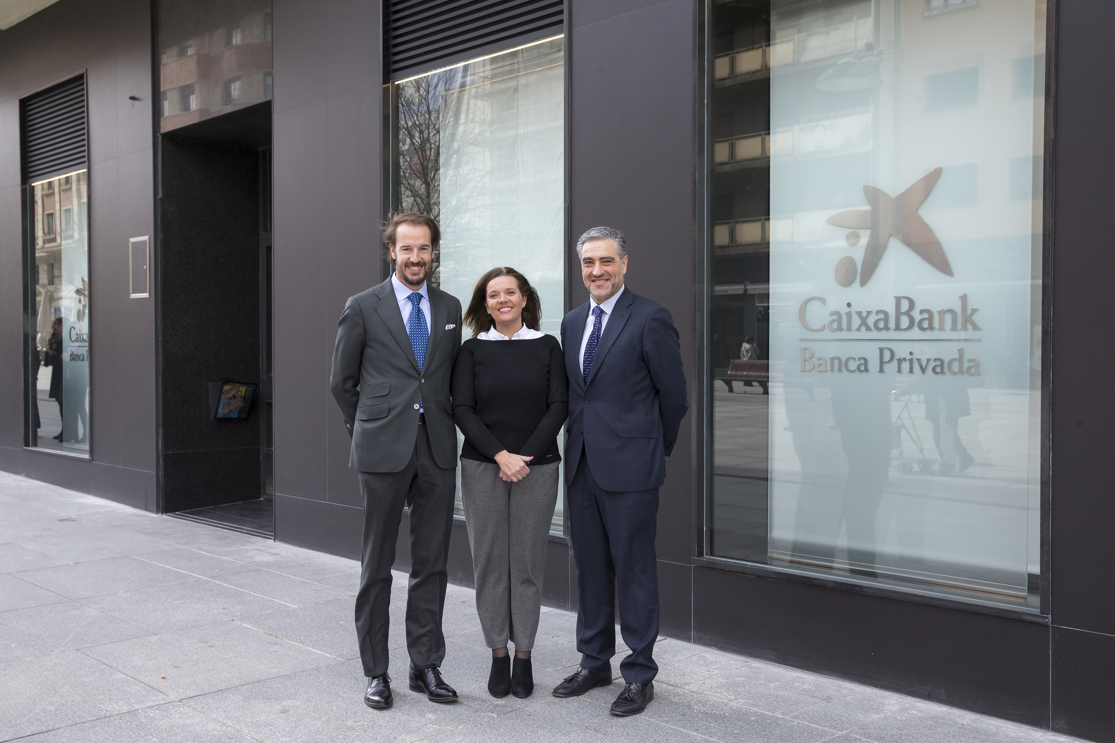 Daniel Rubio, (Director del Centro de Banca Privada Pamplona San Fermín), Ana Díez Fontana (Directora territorial  de CaixaBank en Navarra) y Alfonso Sánchez (Director de Banca Privada y Premier de CaixaBank en Navarra)