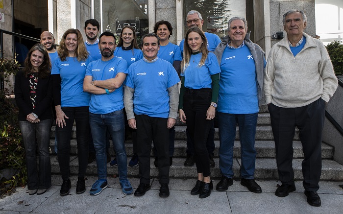 Accionistas voluntarios participantes en la jornada, junto con Rafael Herrador, director territorial de CaixaBank en Madrid, y Meritxell Soler, directora de Relación con Accionistas de CaixaBank