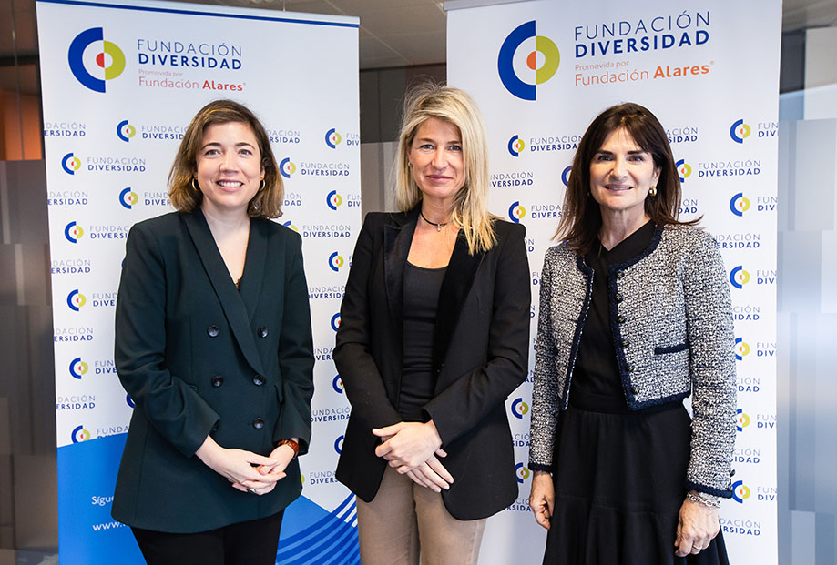 De izquierda a derecha: Sonia Rio, directora de Fundación Diversidad; Anna Quirós, directora de Cultura y Desarrollo directivo de CaixaBank, y María Eugenia Girón Dávila, presidenta de Fundación Diversidad