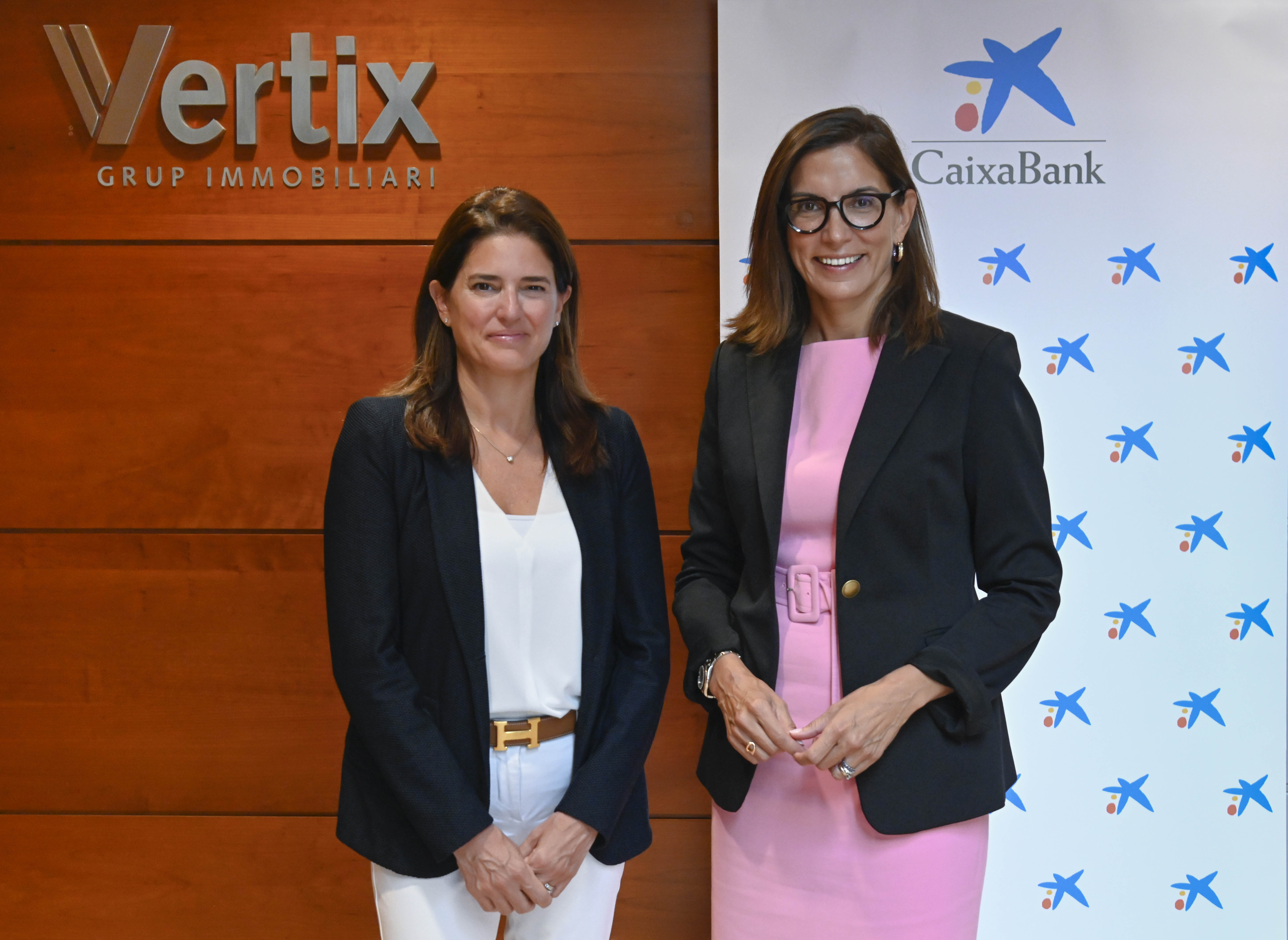 (De izquierda a derecha) Elena Massot, vicepresidenta y consejera delegada de Vertix Grupo Inmobiliario, con Maria Alsina, directora territorial de CaixaBank en Barcelona.