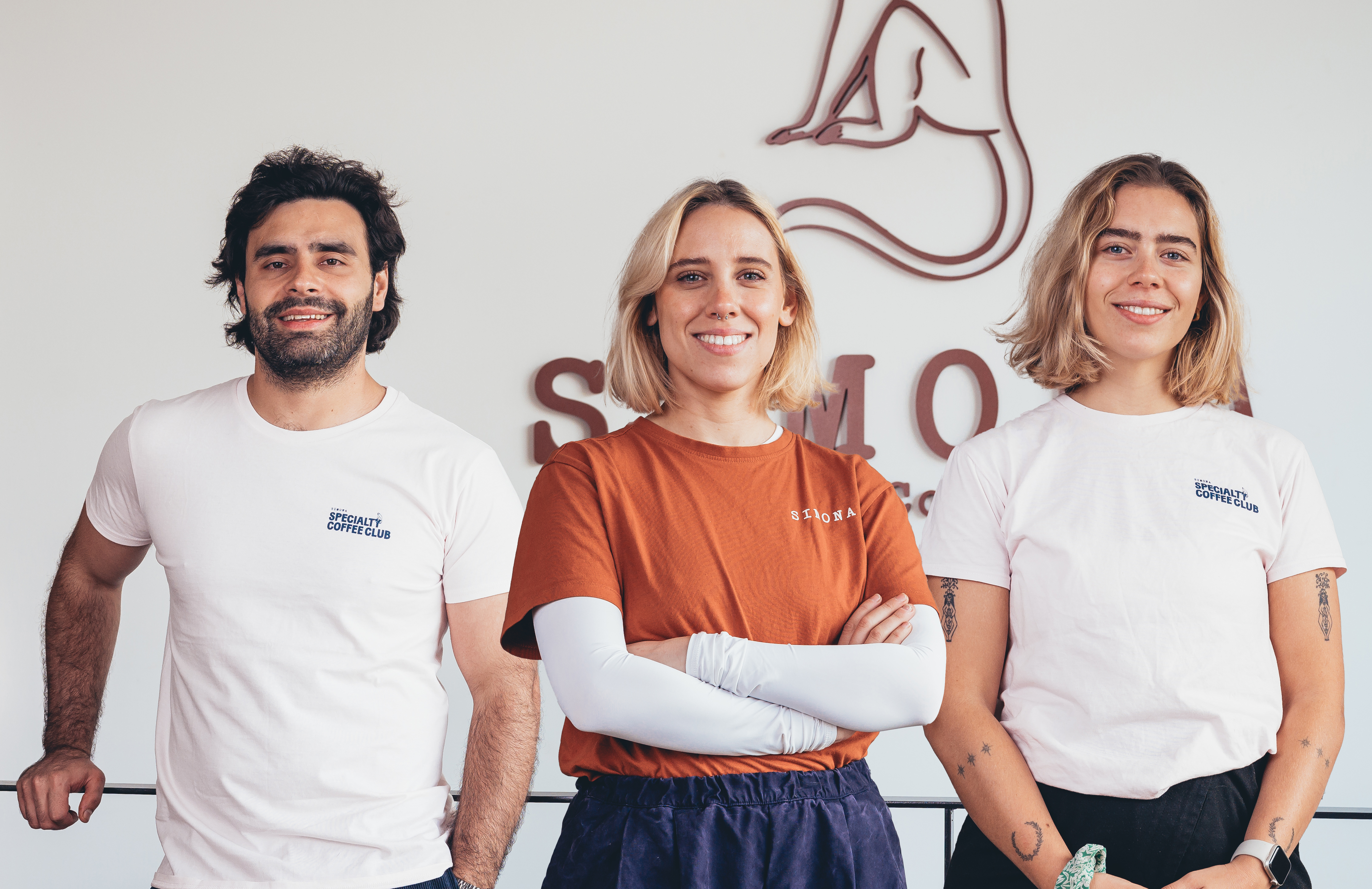 Emprendedores que han creado el espacio gastronómico Simona en San Sebastián con el apoyo de MicroBank y el BEI.