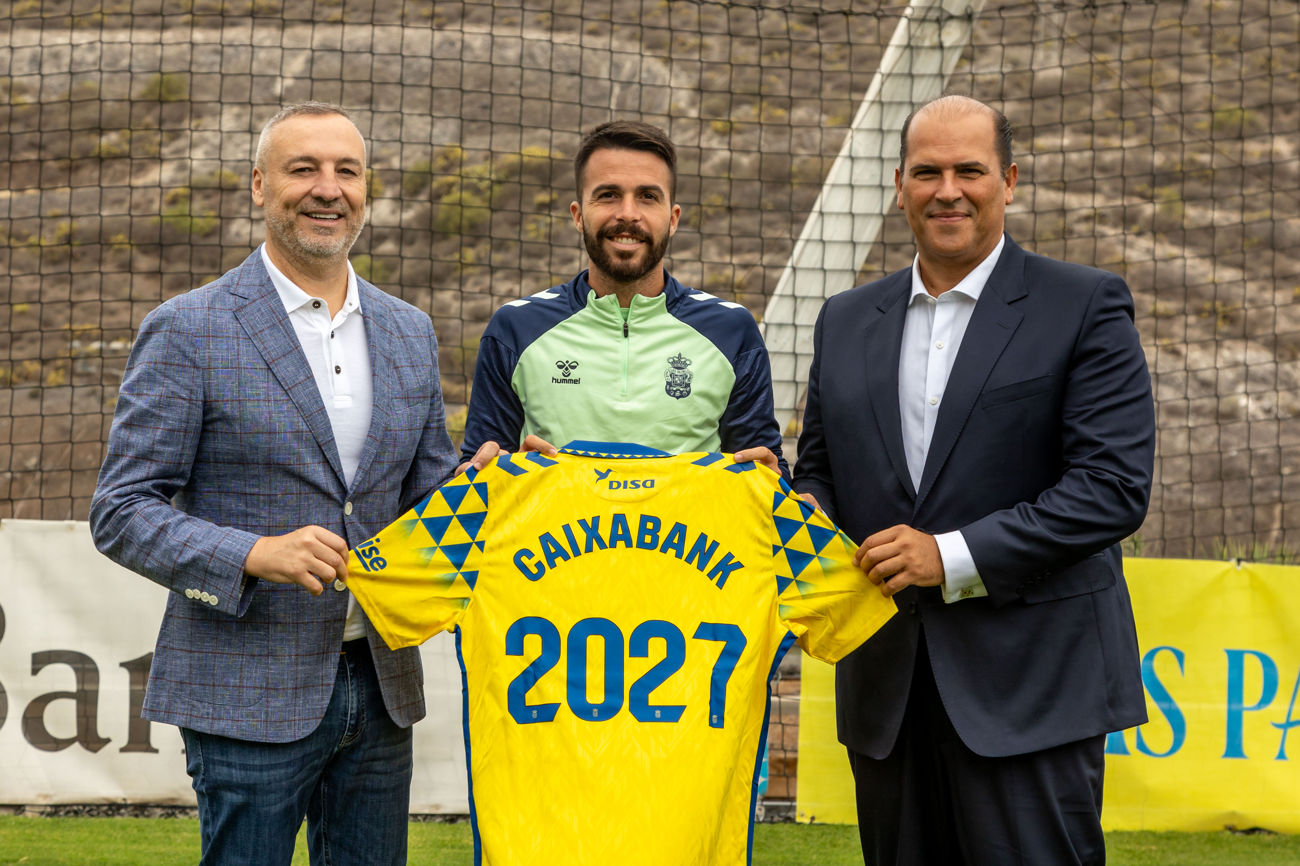 Manuel Afonso, director territorial de CaixaBank en Canarias; Miguel Ángel Ramírez, presidente de la Unión Deportiva Las Palmas; y Kirian Rodríguez, capitán del primer equipo.