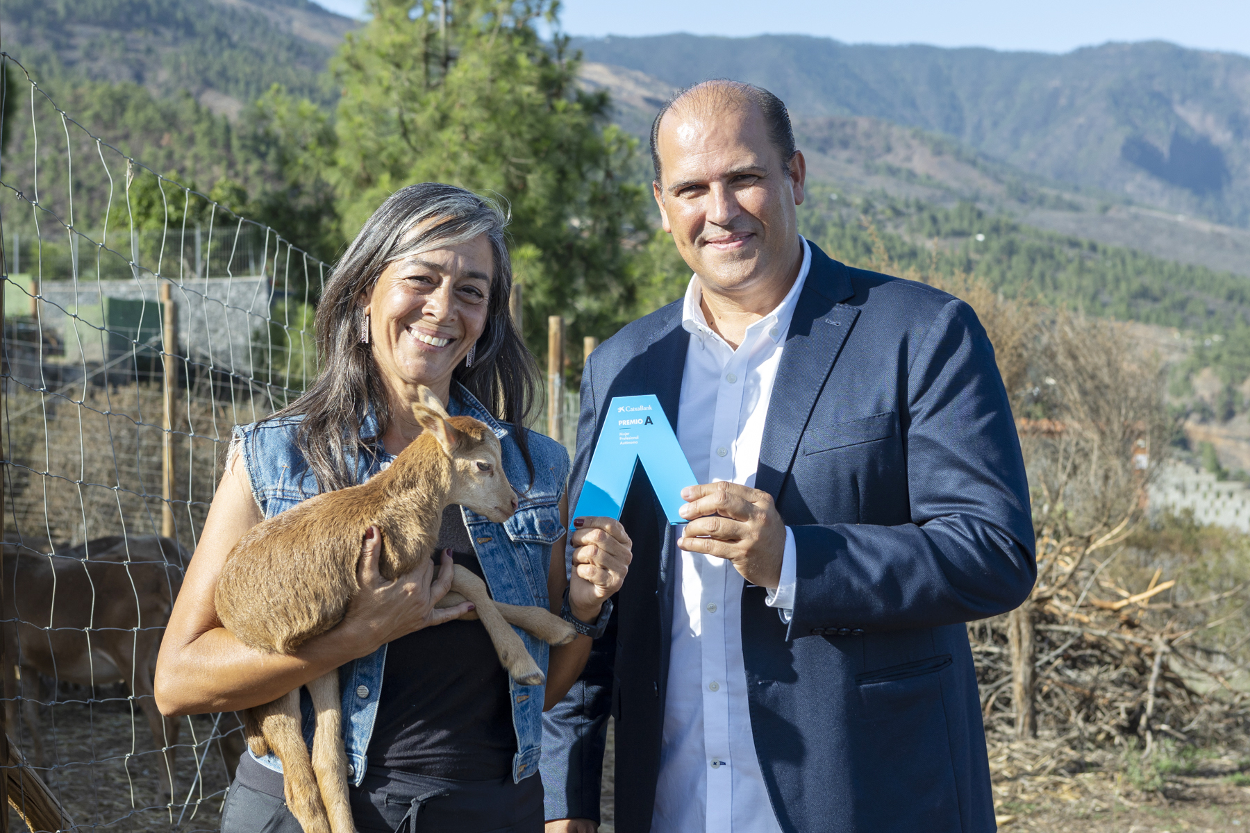 La ganadora del Premio A en Canarias, Pilar Carballo, junto al director territorial de CaixaBank, Manuel Afonso.