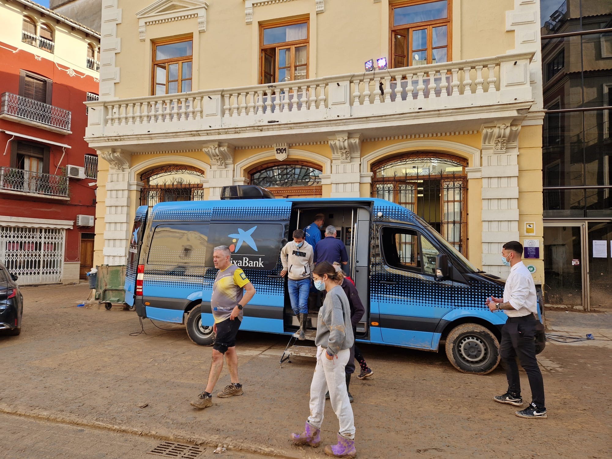 CaixaBank’s mobile branch in Algemesí, one of the municipalities affected by the DANA in Valencia.