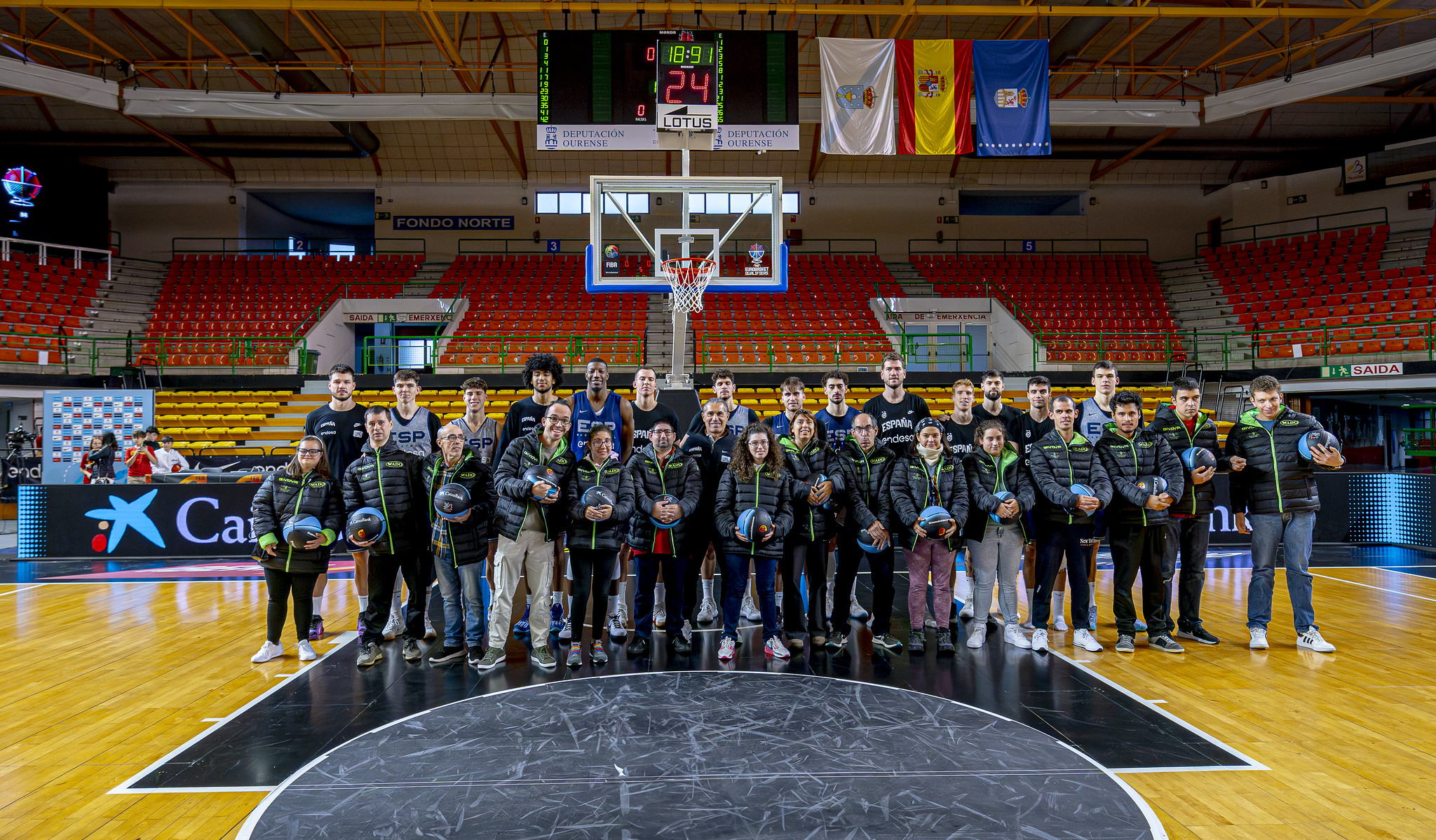 Usuarios de la entidad social ADO con los jugadores de la selección de baloncesto masculina