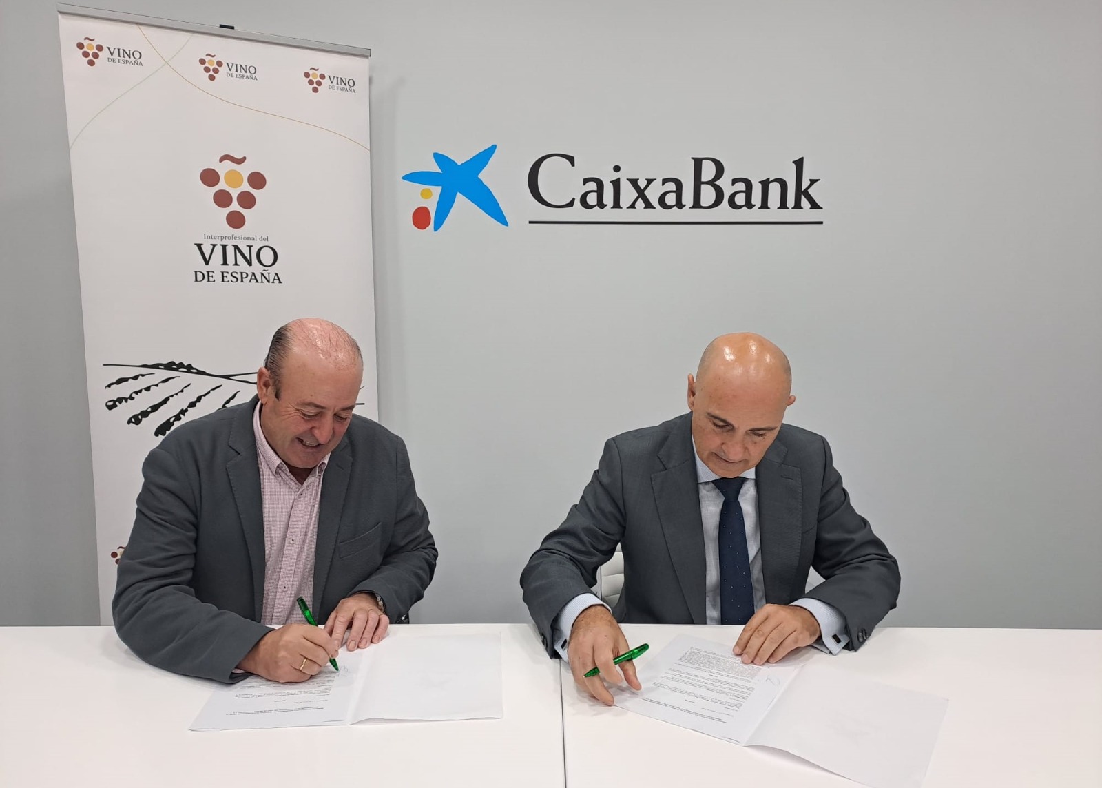 El presidente de la Interprofesional del Vino de España (OIVE), Fernando Ezquerro, y Jaime Campos, director de AgroBank, durante la firma.