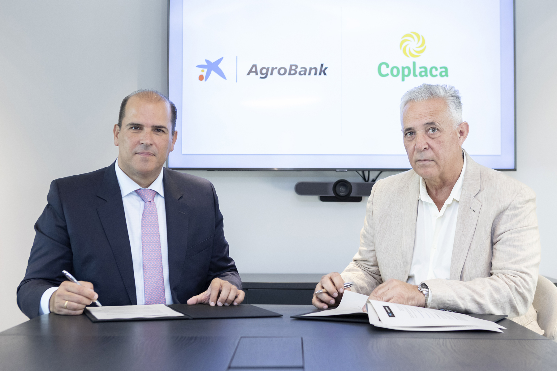 Manuel Afonso, director territorial de CaixaBank en Canarias, y Víctor Manuel Martín, presidente de Coplaca.