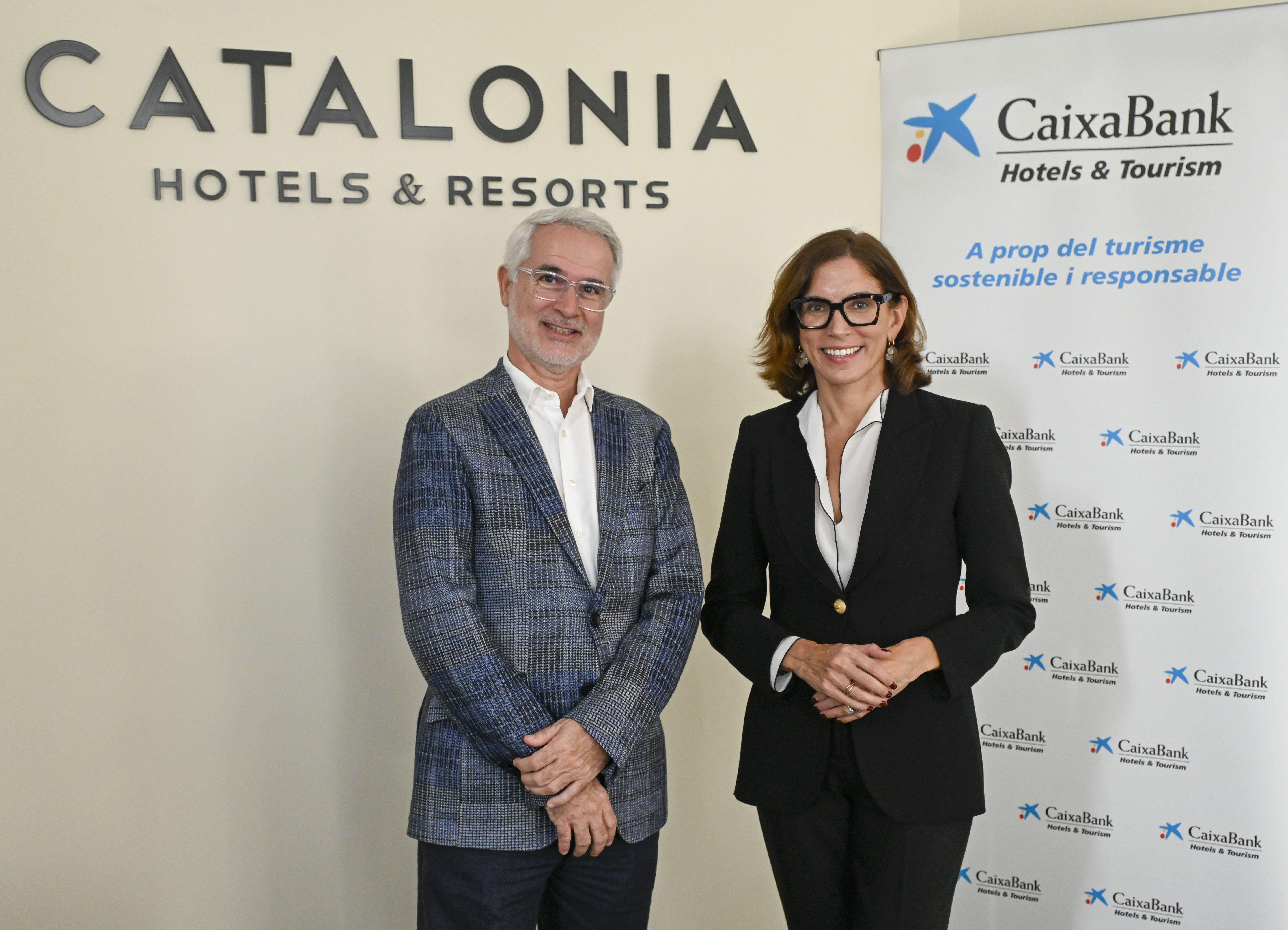 Manel Vallet Garriga, consejero delegado de Catalonia Hotels & Resorts, y Maria Alsina, directora territorial de CaixaBank en Barcelona