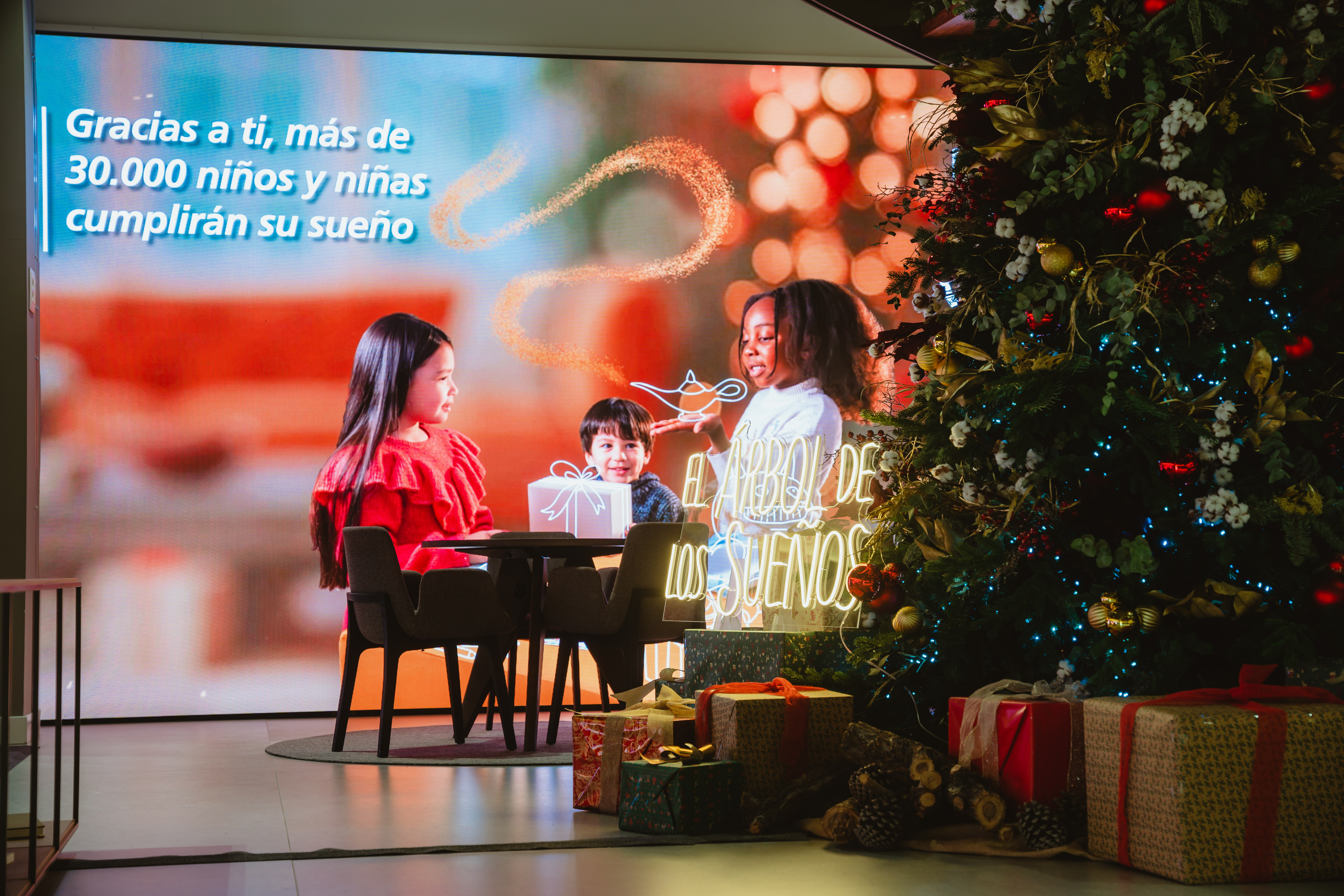 Image of the CaixaBank Tree of Dreams at the ‘all in one’ branch in Madrid.