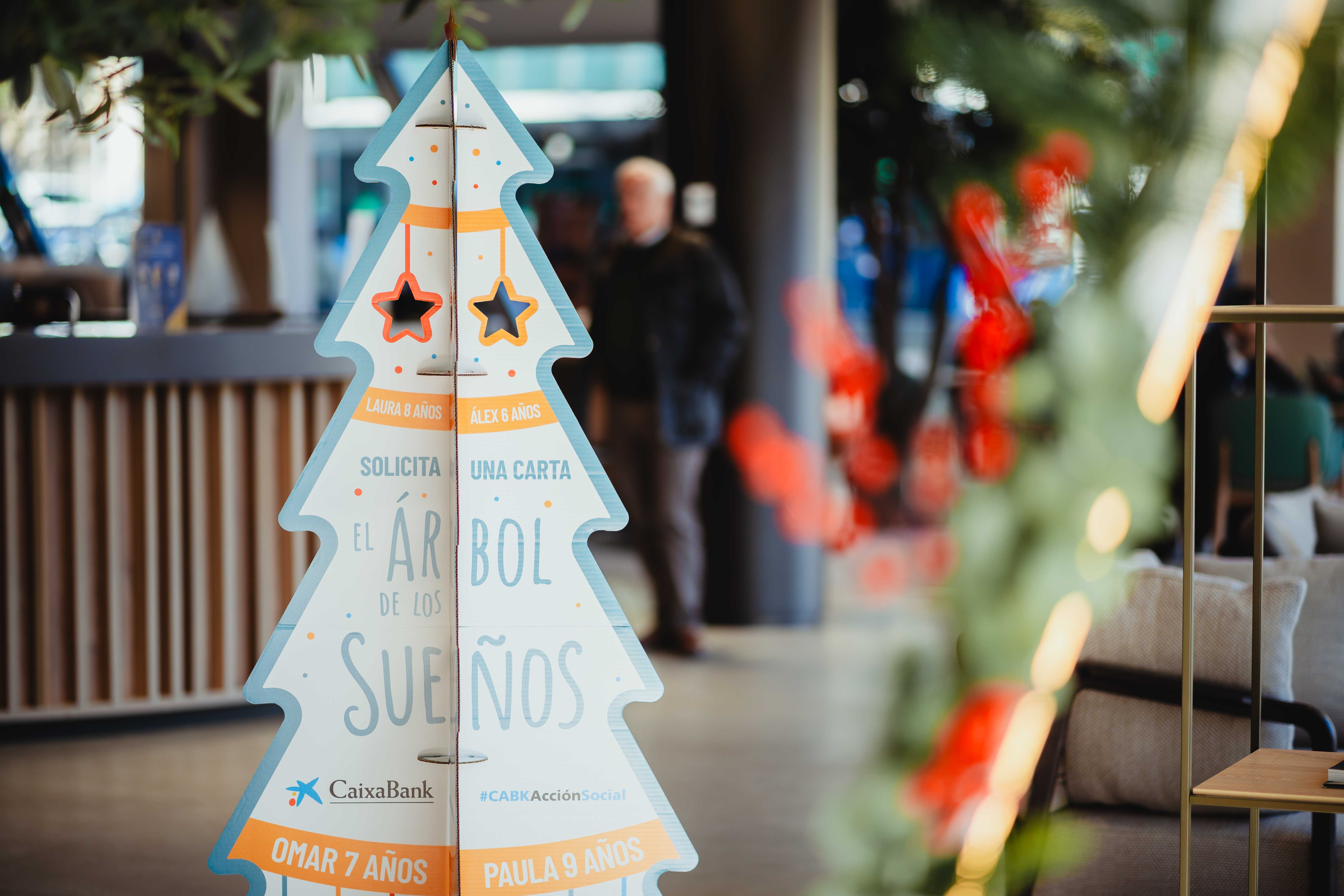 Imagen del Árbol de los Sueños de CaixaBank en la oficina ‘all in one’ de Madrid.