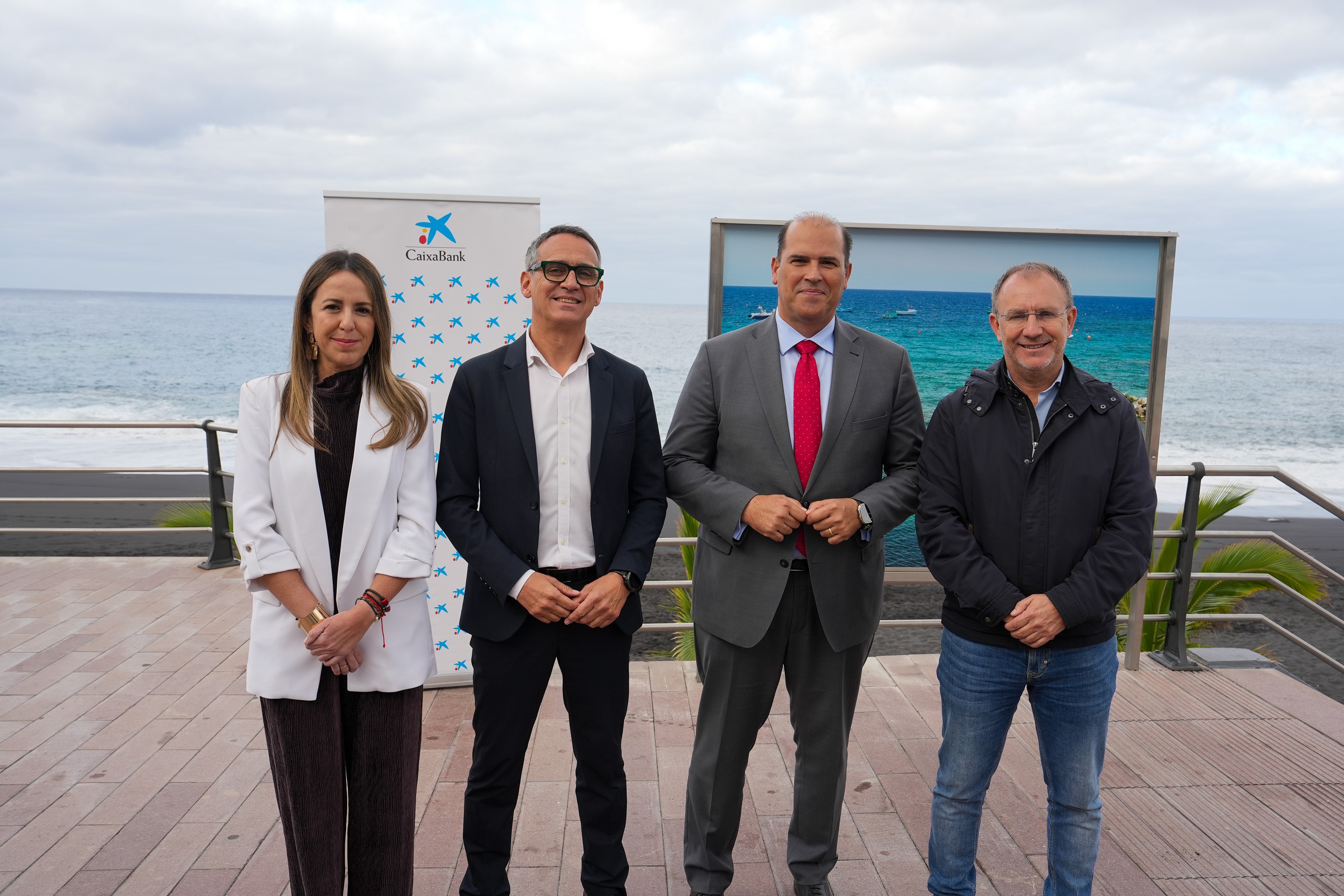 De izq. a dcha.: Cristina Daranas, DAN de CaixaBank en La Palma; Javier Llamas, alcalde de Los Llanos; Manuel Afonso, director territorial de CaixaBank en Canarias; y Sergio Rodríguez, presidente del Cabildo de La Palma.