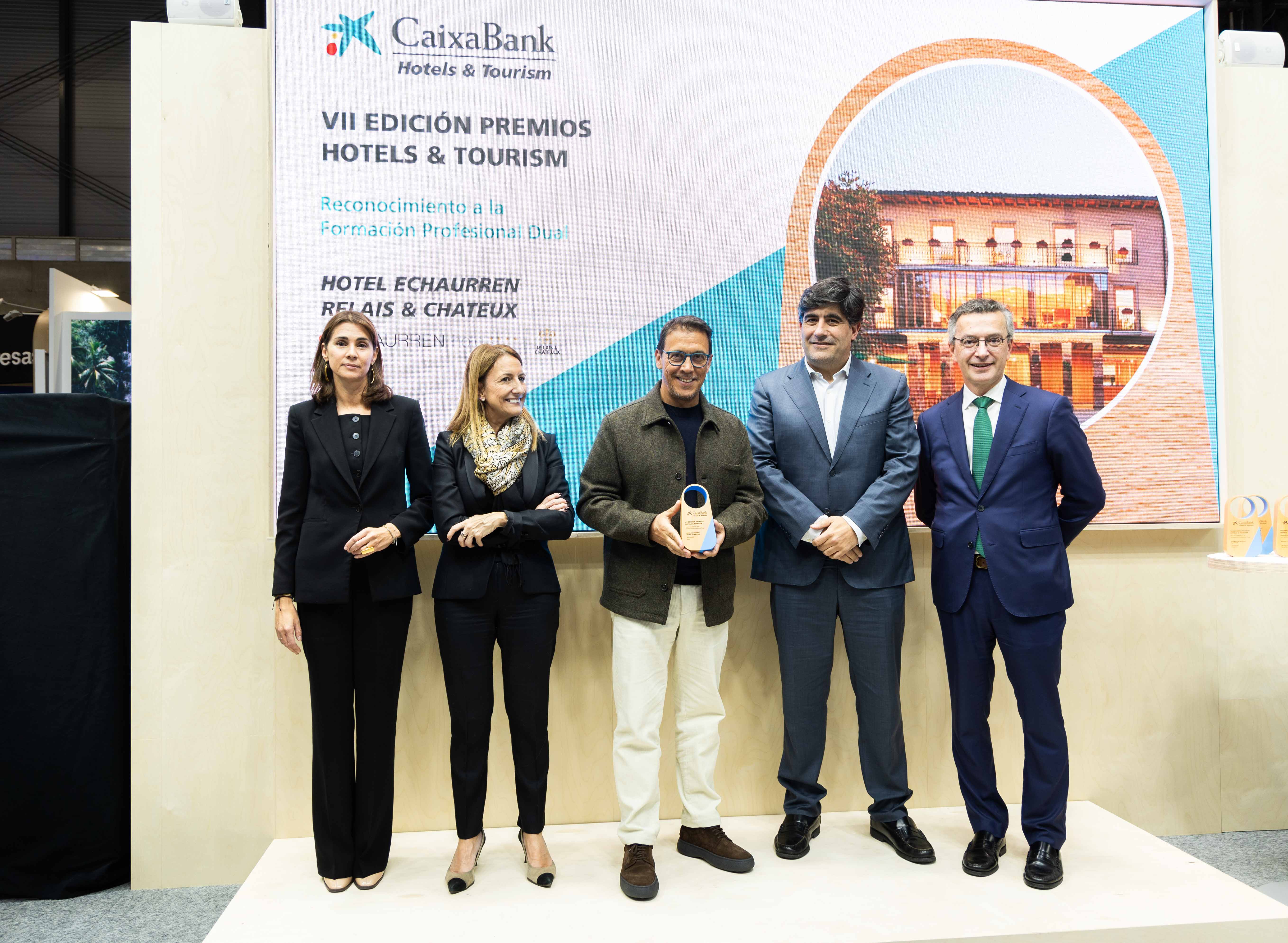 De izda. a dcha: la directora de CaixaBank Dualiza, Paula San Luis; la directora de Turismo de CEOE, Inmaculada Benito; el propietario y jefe de cocina del Hotel Echaurren Relais & Chateaux, Francis Paniego; el director del Centro de Empresas de CaixaBank en La Rioja, Diego Saugar; y el director de CaixaBank Hotels & Tourism, David Rico.