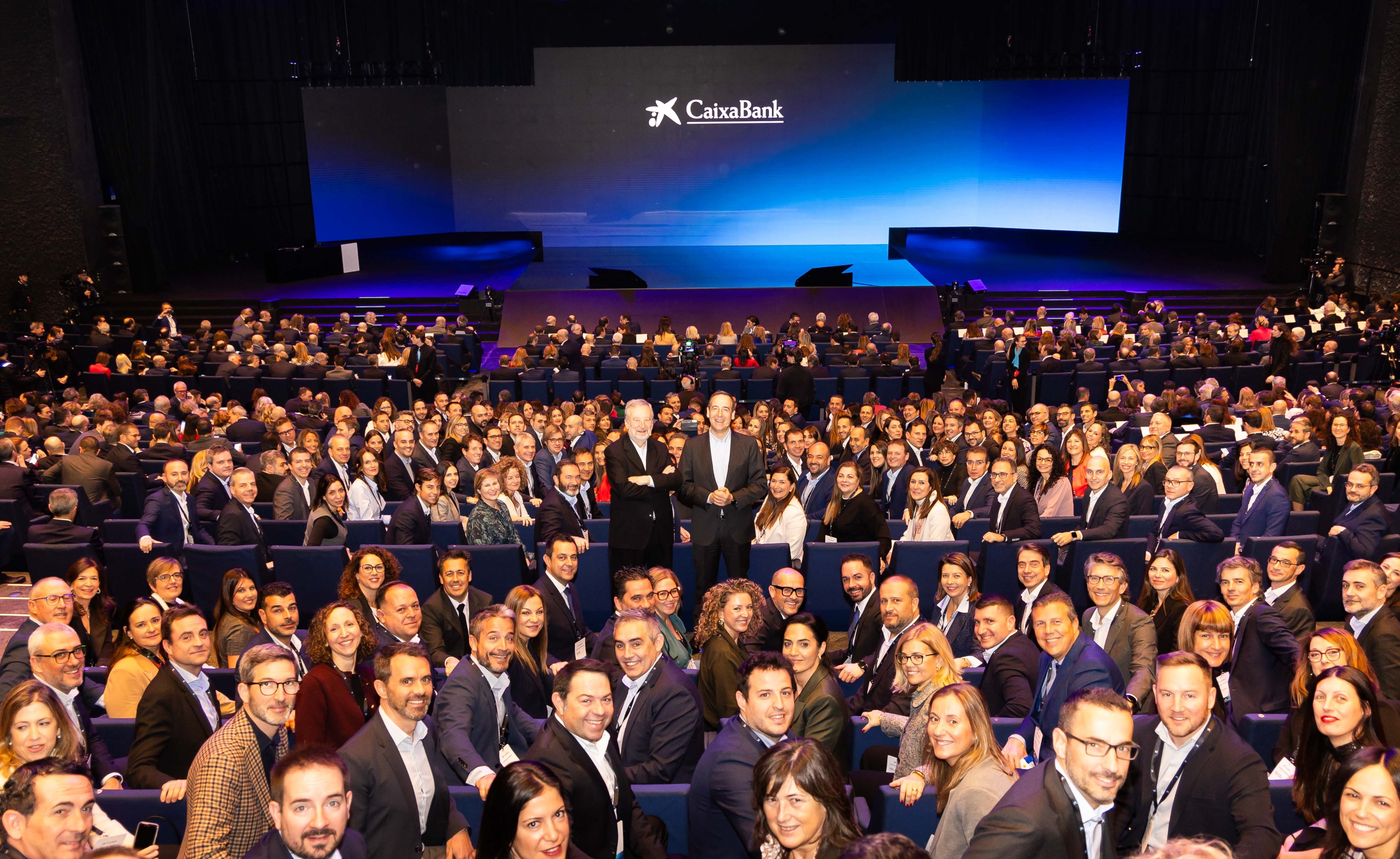 Tomás Muniesa, presidente de CaixaBank, y Gonzalo Gortázar, consejero delegado, durante la Convención de Directivos 2025 de la entidad.