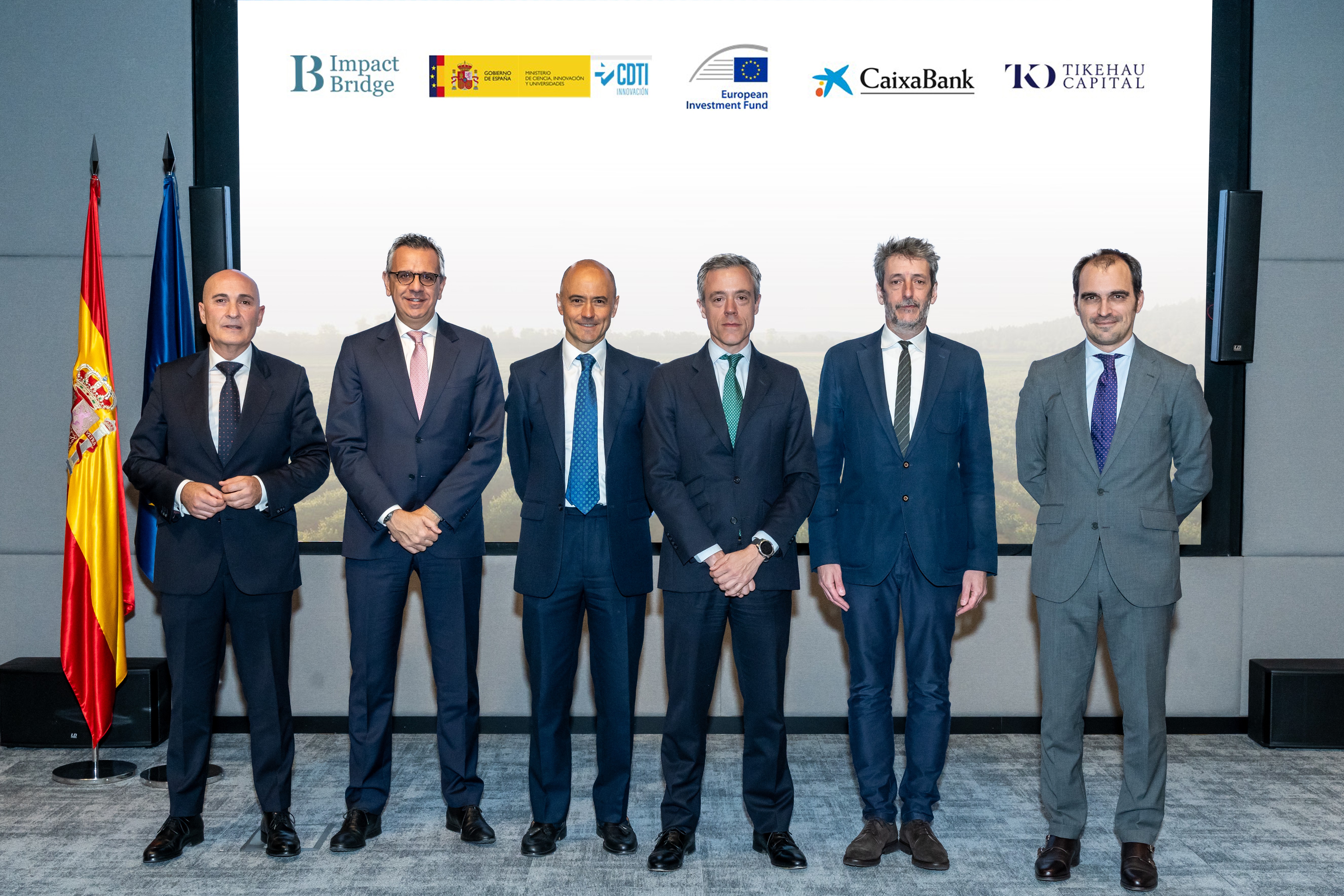 Jaime Campos, Director General de AgroBank; Marco Marrone, Chief Investment Officer del FEI; Carlos de Abajo, Co-Head de IB SAF I; Fernando Sanz-Pastor, Co-Head de IB SAF I; José Moisés Martín, Director General de CDTI; y David Martín, Co-Head Iberia – Co-Head Regenerative Agricultur de Tikehau Capital han certificado el acuerdo.