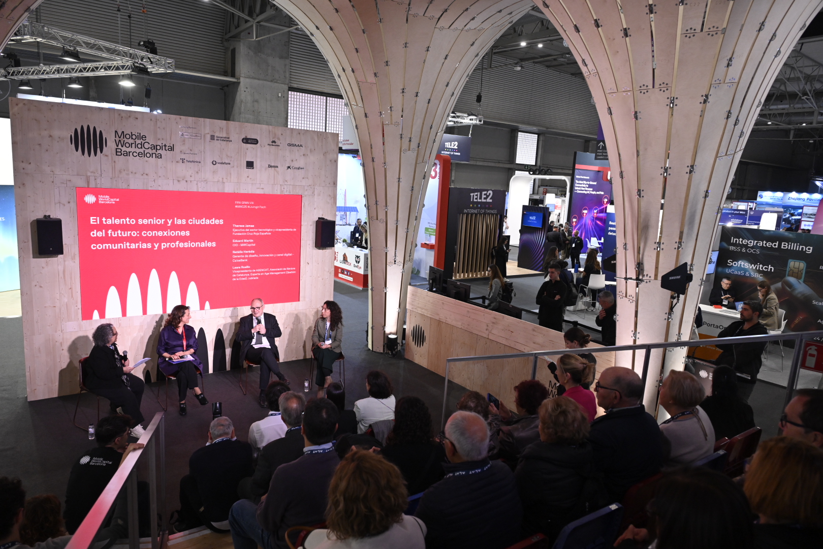 Eduard Martín, Chief Innovation Officer de MWCapital, Therese Jamaa, vicepresidenta de la Fundació Creu Roja Espanya, i Natàlia Heredia, gerent de Disseny, Innovació i Canal Digital de CaixaBank, en un moment del debat.