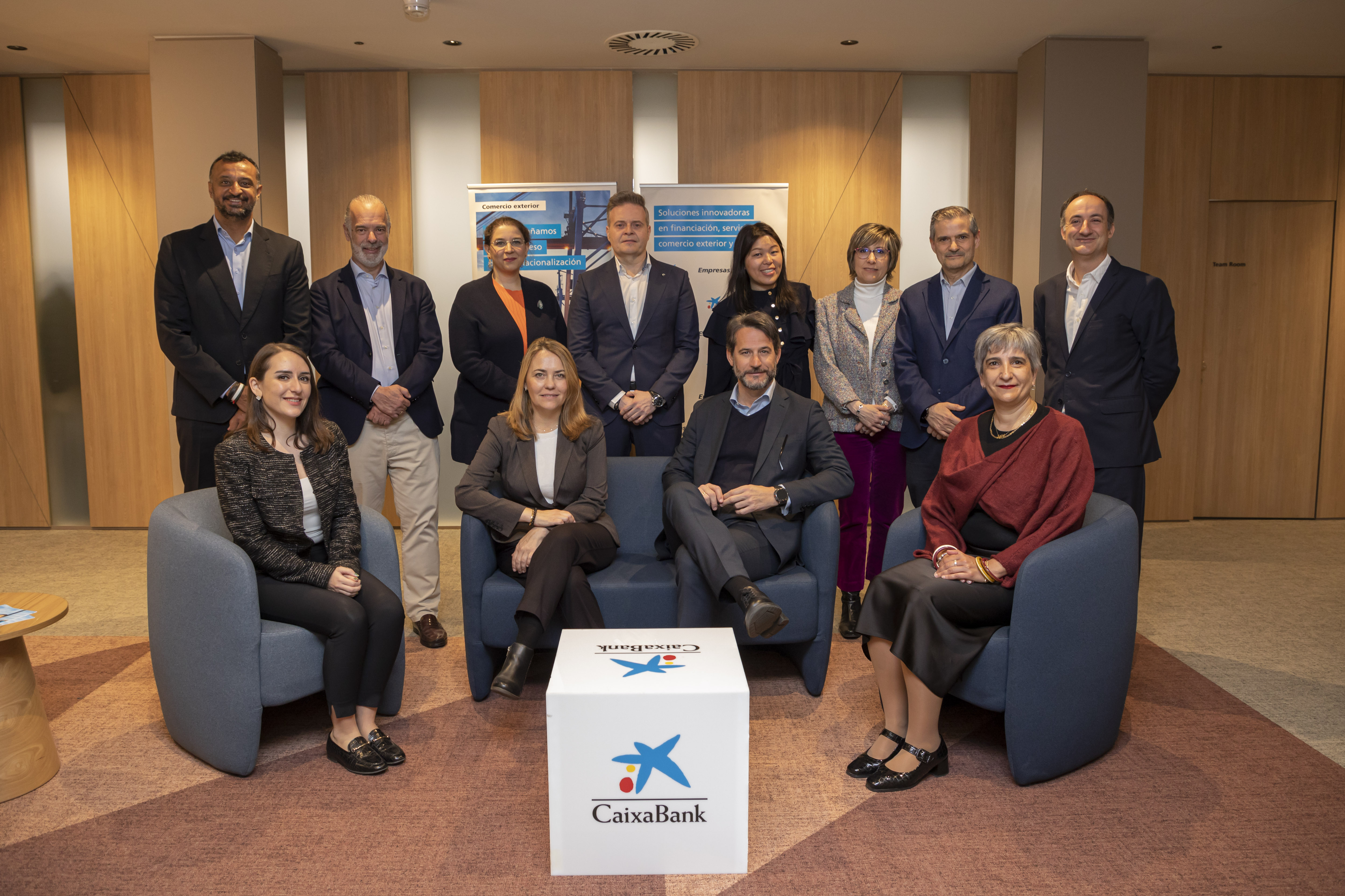 Buket Havucoglu, O.R. Turquía; Barbara Farrás, Negocio Comex; Carlos Sánchez Mitelbrum, director comercial Empresas DT Ebro; Olga Jiménez, O.R. Emiratos Árabes; Juan Antonio Bombín, responsable Desarrollo Negocio DT Ebro; Enrique Lobo, Negocio Comex; Miren Domench, Negocio Comex; Lili Ni Sun, O.R. China; Alberto Larraya, director Centro Empresas; Isabel Ipek, O.R. Turquía; Miguel Torres, Banca Internacional; Haresh Lalwani, O.R. India.