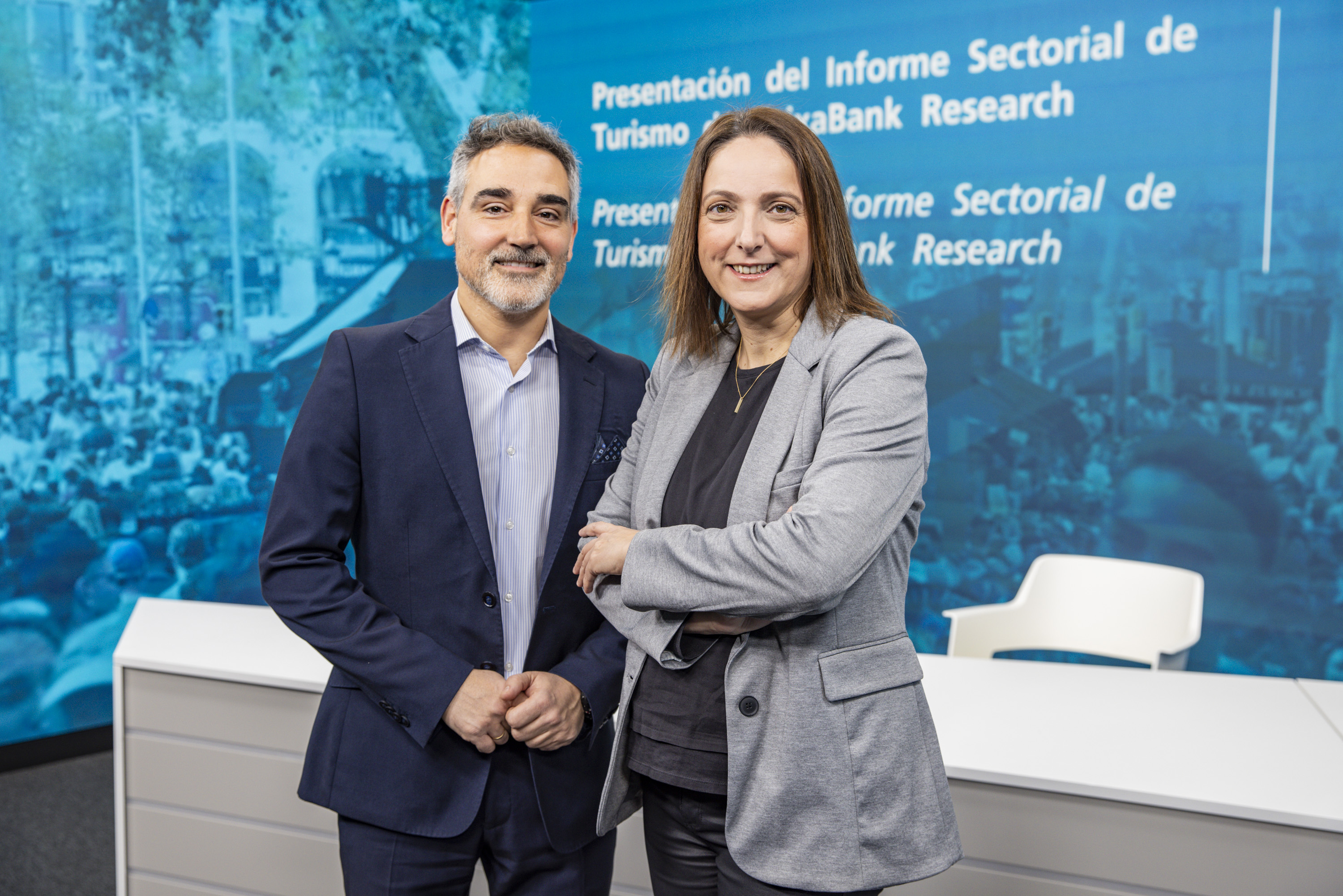 Judit Montoriol, lead economist de CaixaBank Research, y Pedro Álvarez, economista de CaixaBank Research, durante la presentación del informe.